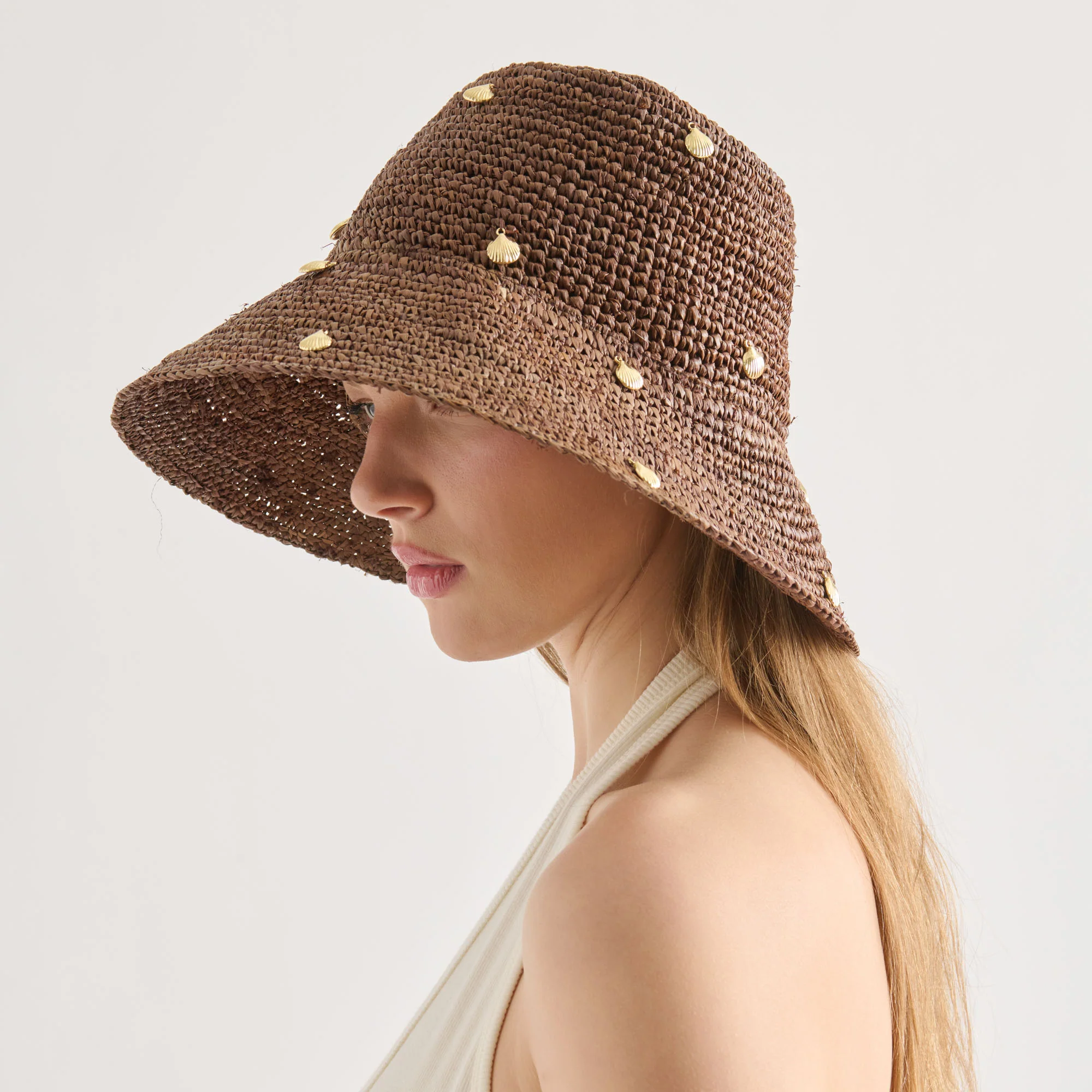 STRAW CLOCHE WITH CHARMS BROWN - Image 2